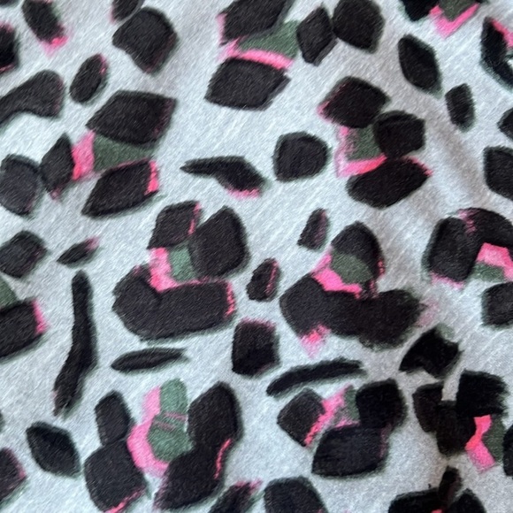 New NIC + ZOE Cheetah Pop Top size M Grey Multi-Color Fitted Ruched Cuffs - Picture 12 of 16